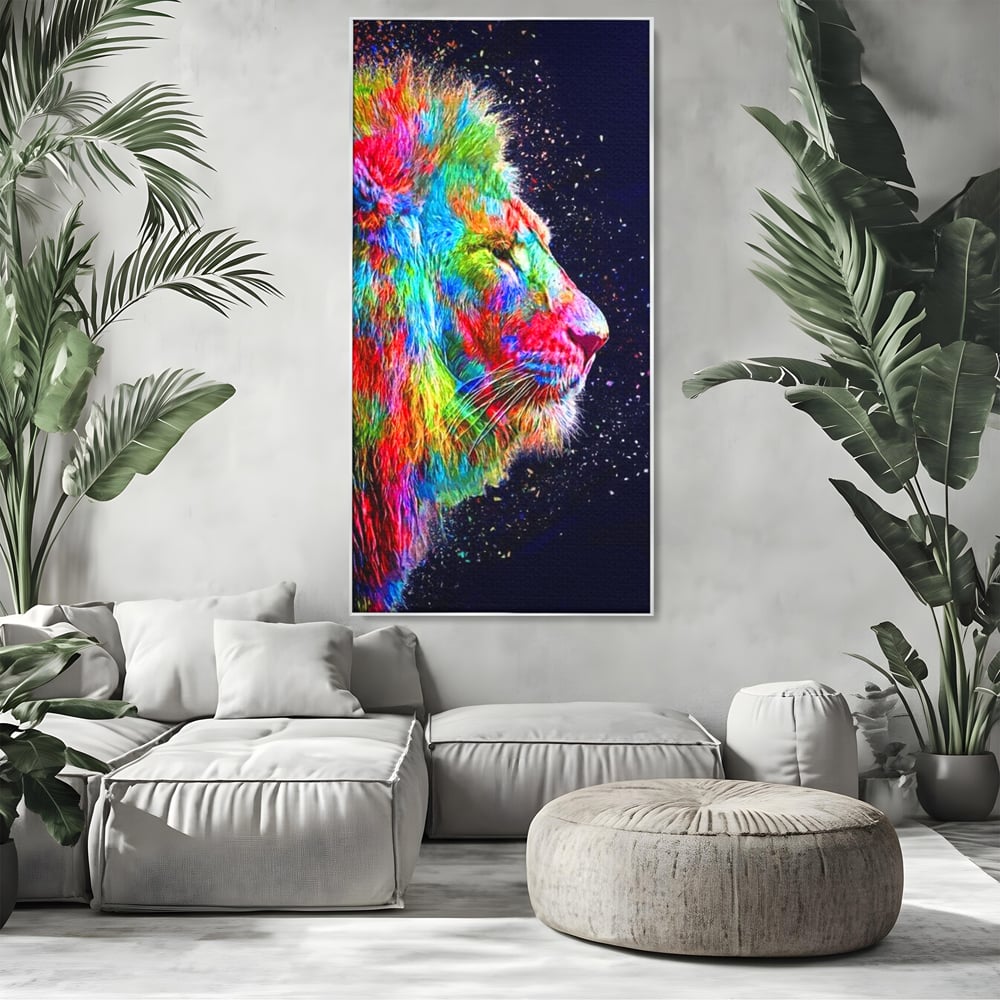Tablou canvas cu tablou canvas cu profil de leu multicolor, in rama de aluminiu argintiu, pe perete intr-un living